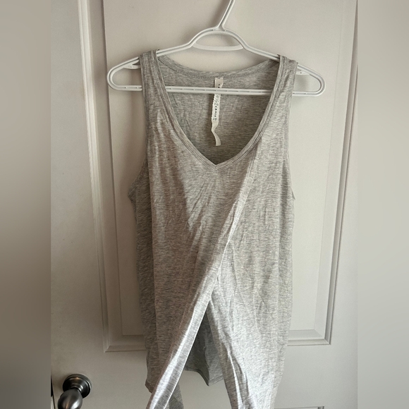 Lululemon grey shirt (4) - Picture 2 of 5